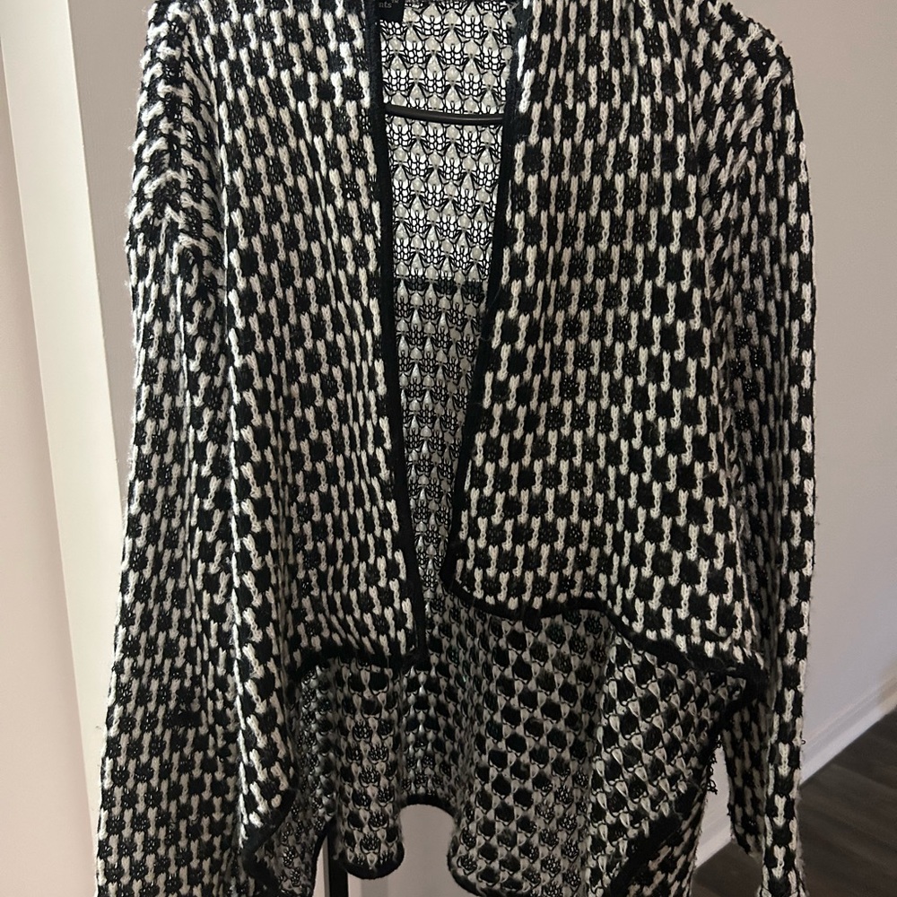 Black and white wrap